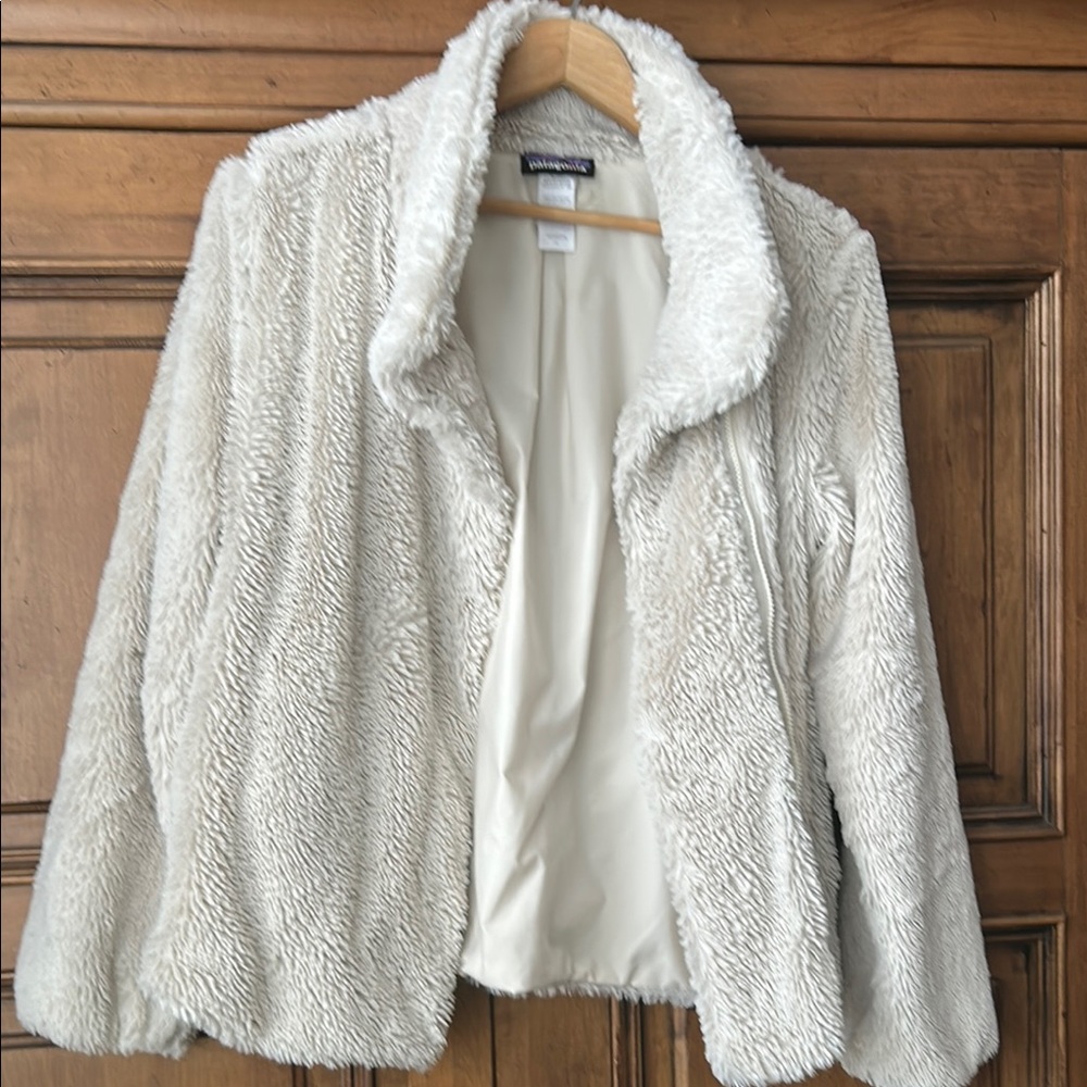 Patagonia Cream Jacket Plush Zip-Up perfect for Spring!